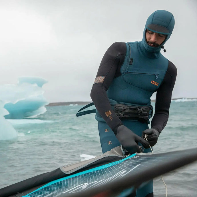 Des chaussons en néoprène au poncho de surf : les indispensables pour naviguer en hiver