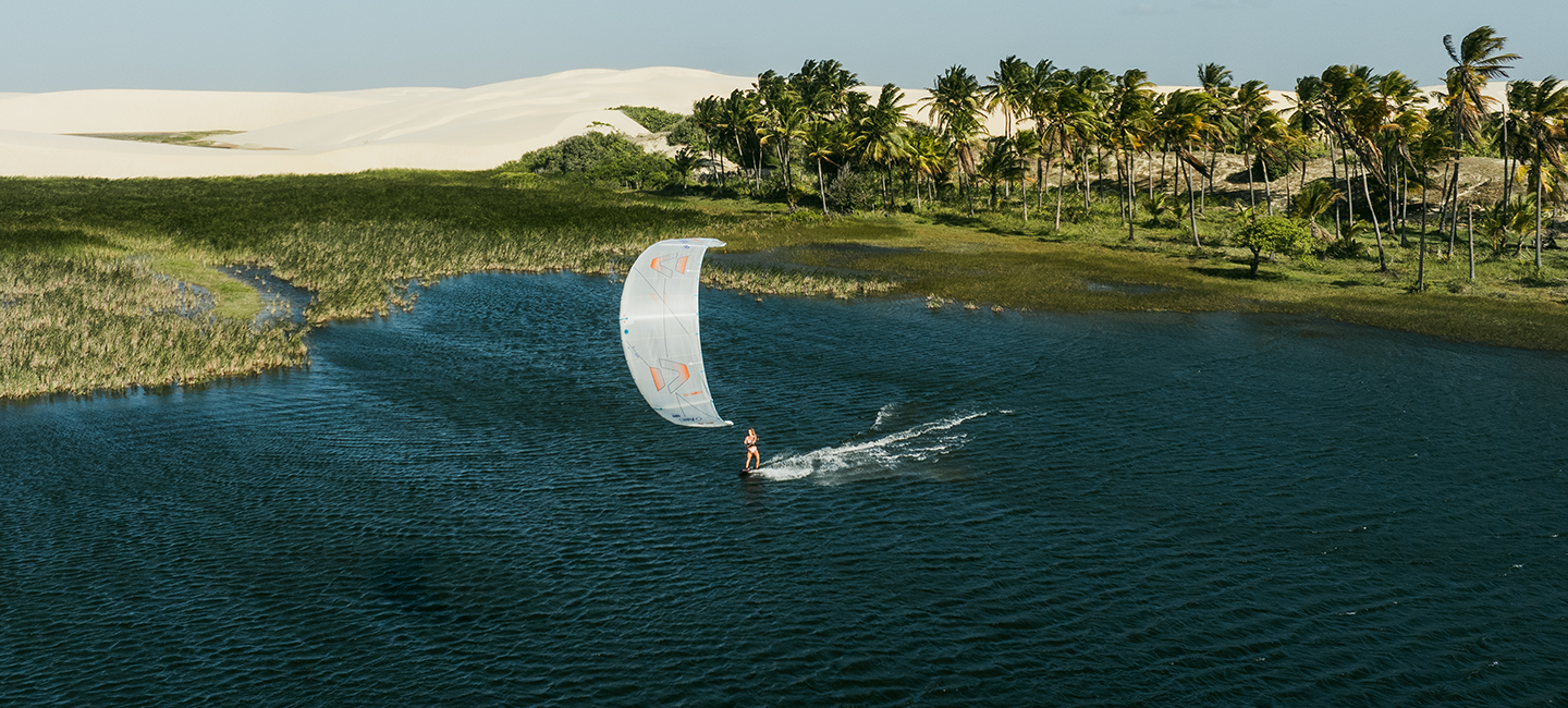 Retrouvez notre univers kitesurf, un large choix de planches, d'ailes, de barres, de harnais et d'accessoires 